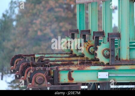 Baum-Schneidemaschine auf Farm in Montana mit Schnee am Boden. Stockfoto