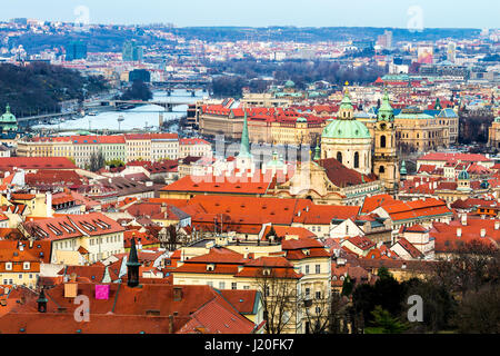 Panorama der Stadt Prag. Roten Ziegeldächer der Häuser im alten Teil der Stadt. Luftbild Stockfoto