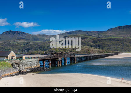 Die Cambrian Küste Bahnübergang Mawddach Mündung, in der Nähe von Barmouth, Gwynedd, Wales Stockfoto