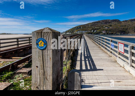 Welsh Coast Path durchquert den Mawddach Mündung neben der Bahnlinie nach Barmouth, Snowdonia, Gwynedd, Wales Stockfoto