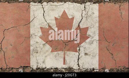 Alten Grunge Vintage verblasste schäbig distressed Canadian Kanada Änderungsflag mit roten Ahornblatt auf weißem Hintergrund auf gebrochene Betonwand mit Risse Stockfoto