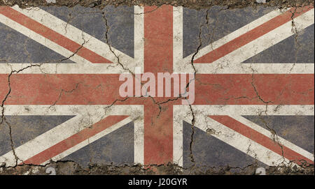 Alten Grunge Vintage schmutzig verblasste schäbig distressed UK Großbritannien Nationalflagge-Hintergrund auf gebrochene Betonwand mit Risse Stockfoto