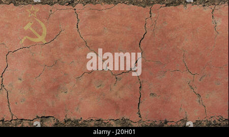 Alten Grunge Vintage verschmutzt verblasst schäbig distressed ehemalige UdSSR Sowjetunion Nationalflagge rot Hintergrund mit Stern, Hammer und Sichel auf gebrochene Beton Stockfoto