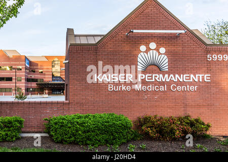 Burke, USA - 16. April 2017: Kaiser Permanente am Burke Medical Center Schild auf Ziegelmauer Stockfoto