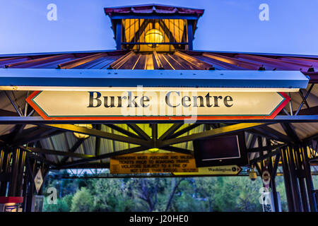 Burke, USA - 16. April 2017: Burke Zentrum Bahnhof Bahnsteig mit Schild Stockfoto