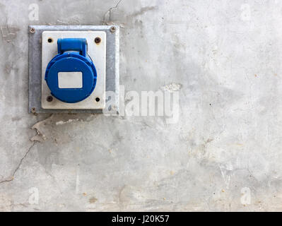 Hauptabsatzmarkt Port mit der Kunststoff-Abdeckung auf die Betonmauer der Fabrik, Textfreiraum. Stockfoto