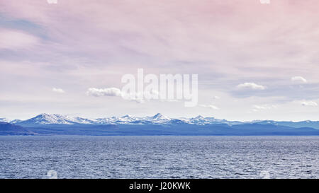 Farbe getönt Panoramaaufnahme des Yellowstone Lake, Yellowstone-Nationalpark, Wyoming, USA. Stockfoto