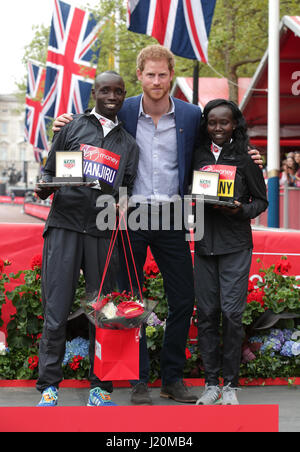 Prinz Harry (Mitte) posiert mit der Gewinner der Herren Elite Rennen, Kenias Daniel Wanjiru (links) und der Gewinner des Frauenlauf Kenias Mary Keitany während Virgin Geld London-Marathon, London. PRESS ASSOCIATION. Bild Datum: Sonntag, 23. April 2017. PA-Geschichte-Leichtathletik-Marathon zu sehen. Bildnachweis sollte lauten: Yui Mok/PA Wire Stockfoto