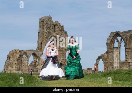 Teilnehmer an Whitby Gothic Weekend in Whitby, Yorkshire, wo Bram Stoker, die einige seiner Inspiration für "Dracula" gefunden, nach einem Aufenthalt in der Stadt im Jahre 1890. Stockfoto