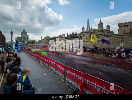 Gesamtansicht der Läufer gehen vorbei an Tower von London während Virgin Geld London-Marathon, London. PRESS ASSOCIATION. Bild Datum: Sonntag, 23. April 2017. PA-Geschichte-Leichtathletik-Marathon zu sehen. Bildnachweis sollte lauten: Steven Paston/PA Wire Stockfoto