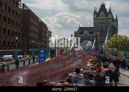 Gesamtansicht der Läufer, die Tower Bridge vorbei, während die Jungfrau-Geld-London-Marathon, London. PRESS ASSOCIATION. Bild Datum: Sonntag, 23. April 2017. PA-Geschichte-Leichtathletik-Marathon zu sehen. Bildnachweis sollte lauten: Steven Paston/PA Wire Stockfoto