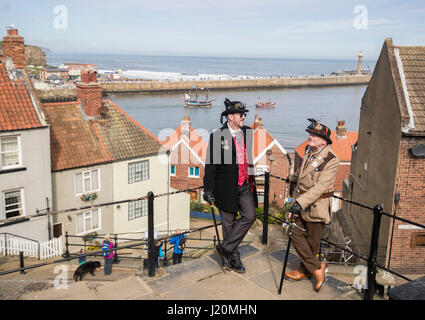 Teilnehmer an Whitby Gothic Weekend in Whitby, Yorkshire, wo Bram Stoker, die einige seiner Inspiration für "Dracula" gefunden, nach einem Aufenthalt in der Stadt im Jahre 1890. Stockfoto