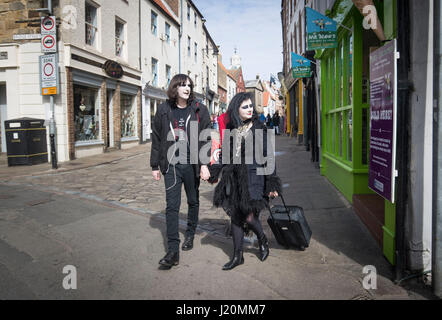 Teilnehmer an Whitby Gothic Weekend in Whitby, Yorkshire, wo Bram Stoker, die einige seiner Inspiration für "Dracula" gefunden, nach einem Aufenthalt in der Stadt im Jahre 1890. Stockfoto