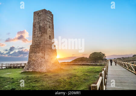 Turm der Diebe auf Sonnenuntergang im Dunas de Artola Naturdenkmal, Cabopino, Andalusien, Costa Del Sol Stockfoto