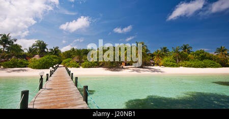 Steg an einem tropischen Strand auf den Malediven Stockfoto