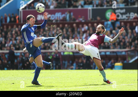 Birmingham City Craig Gardner wird während des Spiels Himmel Bet Meisterschaften im Villa Park, Birmingham von Aston Villa Henri Lansbury herausgefordert. Stockfoto