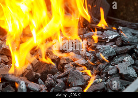 In der Nähe des Lagers Feuer Flammen und Feuer brennende Holzkohle im Hintergrund Stockfoto