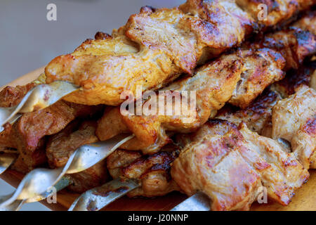 Vom Grill Kebab Kochen auf Metall Spieß Closeup. Gebratenes Fleisch am Grill gekocht. BBQ frisches Rindfleisch Chop Fleischscheiben. Östlichen Traditionsgericht, Schaschlik Stockfoto