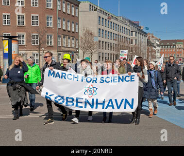 Der Marsch für die Wissenschaft in Kopenhagen kommt in Christiansborg Castle Square nach einem zweistündigen Marsch durch Kopenhagen von Niels Bohr Institut. Stockfoto
