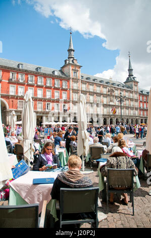 Menschen sitzen auf Terrassen am Hauptplatz. Madrid, Spanien. Stockfoto