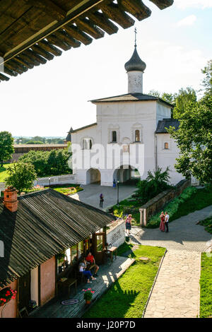 Verkündigung-Tor-Kirche, erbaut als Heiligen Tore an der Wende des XVI. — XVII Jahrhundert, nach der Bau der Steinmauer in der Kloster-Wal war Stockfoto