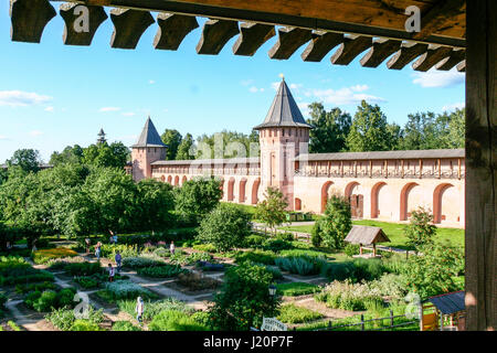 Apothekergarten und Wand des Erlösers Kloster von St. Euthymios, Russland, Suzdal Stockfoto