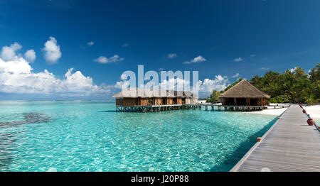 Wasser-Bungalows auf einer Insel im Indischen Ozean, Malediven Stockfoto