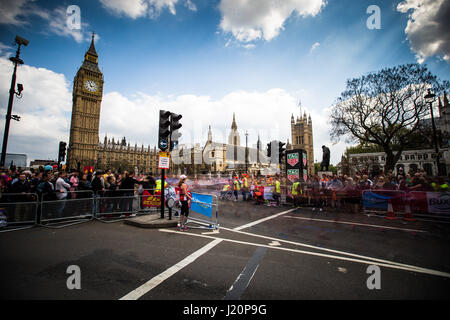 Gesamtansicht der Läufer gehen vorbei an Big Ben und den Houses of Parliament während Virgin Geld London-Marathon, London. PRESS ASSOCIATION. Bild Datum: Sonntag, 23. April 2017. PA-Geschichte-Leichtathletik-Marathon zu sehen. Bildnachweis sollte lauten: Steven Paston/PA Wire Stockfoto