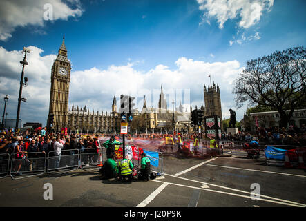 Gesamtansicht der Läufer gehen vorbei an Big Ben und den Houses of Parliament während Virgin Geld London-Marathon, London. PRESS ASSOCIATION. Bild Datum: Sonntag, 23. April 2017. PA-Geschichte-Leichtathletik-Marathon zu sehen. Bildnachweis sollte lauten: Steven Paston/PA Wire Stockfoto