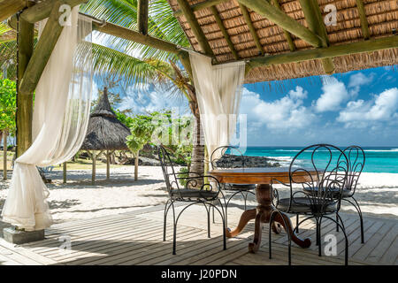 schöner Strand-Lounge an einer Küste in mauritius Stockfoto