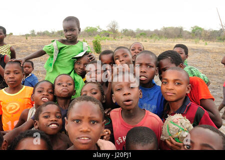 Malawische Kinder in einem Dorf Stockfoto