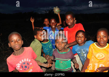 Malawische Kinder nachts Stockfoto