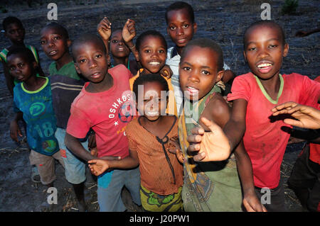 Malawische Kinder nachts Stockfoto