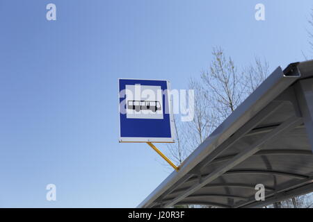 Bushaltestelle-Verkehrszeichen auf dem Dach der Bushaltestelle. Stockfoto