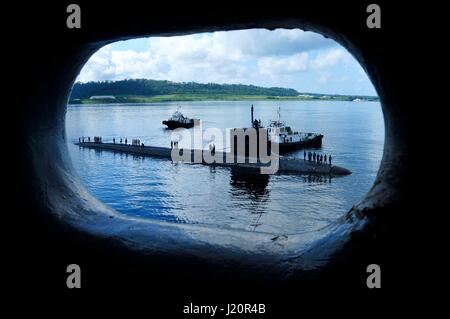 Zwei Schlepper helfen US Navy Virginia-Klasse schnell-Angriff u-Boot USS Texas am Hafen von Subic Bay 10. November 2011 in Subic Bay, Philippinen festmachen.   (Foto von Chris Williamson EURO1 Navy über Planetpix) Stockfoto