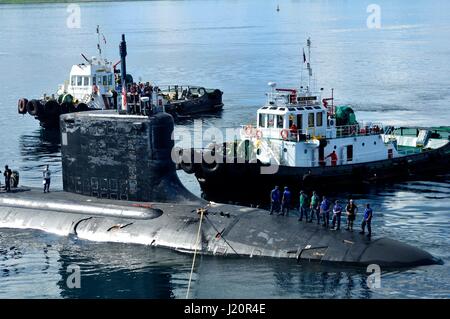 Zwei Schlepper helfen US Navy Virginia-Klasse schnell-Angriff u-Boot USS Texas am Hafen von Subic Bay 10. November 2011 in Subic Bay, Philippinen festmachen.   (Foto von Chris Williamson EURO1 Navy über Planetpix) Stockfoto