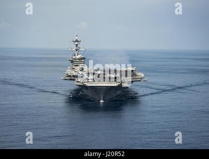 Die US Navy Nimitz-Klasse-Flugzeugträger USS Carl Vinson dampft im Gange 9. April 2017 in das Südchinesische Meer.   (Foto: Z.A. Landers / US Navy über Planetpix) Stockfoto