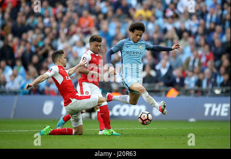 Manchester Citys Leroy Sane (rechts) in Aktion gegen Arsenals Gabriel Paulista und Alex Oxlade-Chamberlain während Emirates FA Cup, Semi-Finale im Wembley Stadium, London. Stockfoto