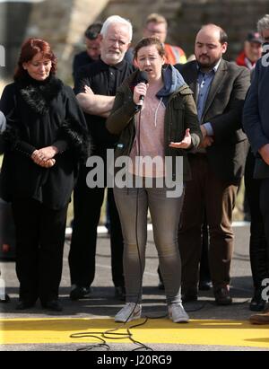 Orla Smith, Schwester von Winchman Cairan Smith, befasst sich mit die Masse während einer Kranzniederlegung Zeremonie in schwarz Sod in Co Mayo für die Crew der irischen Küstenwache Hubschrauber-Absturz Rettung 116 auf dem Hubschrauberlandeplatz im Hafen von Blacksod, als Resultate von Tauchern an Anstrengungen, die Leichen von zwei Winchmen aus dem irischen Küstenwache Hubschrauber zu finden, die in den Atlantik stürzte genommen haben letzten Monat. Stockfoto