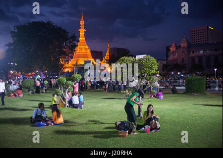 27.01.2017, Yangon, Republik der Union von Myanmar, Asien - Einheimischen in Yangons beliebte Maha Bandula Garten zu sehen sind. Stockfoto