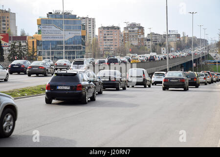 Stau während der Hauptverkehrszeit in Sofia, Bulgarien (Tsarigradsko Shose Boulevard nahe dem vierten Kilometer Square) Stockfoto