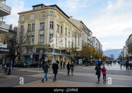 Menschen und den traditionellen Gebäuden Vitosha Boulevard, Vitoshka - die wichtigste Einkaufsstraße in der Innenstadt von Sofia, Bulgarien Stockfoto