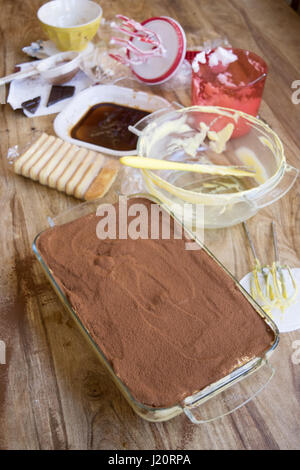 bereiten das Tiramisu mit den Werkzeugen und Zutaten nach der Zubereitung Stockfoto