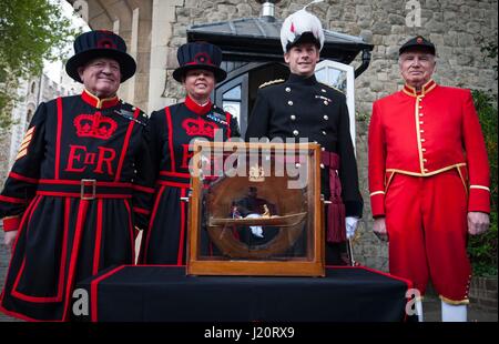 (links nach rechts) Yeomen Warders, der Gouverneur des Tower of London und The Queen Schiffsführer mit der Stele (Mitte), ein Stück von Tudor Abflußrohr, das verwendet wird, um eine unbekannte Geschenk symbolisieren die Henry VIII von Hampton Court Palace, den Tower of London, dem Gouverneur der Tower of London geschickt. Stockfoto