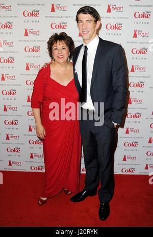 Schwimmer Michael Phelps und Mutter Debbie Phelps Fuß den roten Teppich während der Herz Wahrheiten Red Dress Collection 2012 Fashion Show im Hammerstein Ballroom 8. Februar 2012 in New York City, New York.                                                               (Foto von Frazer Harrison /HHS über Planetpix) Stockfoto