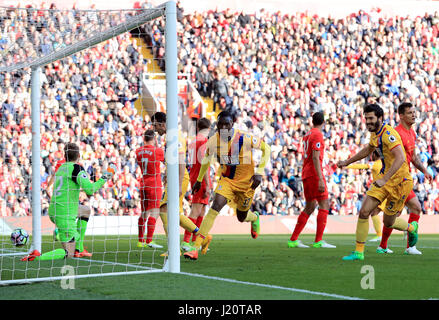 Crystal Palace Christian Benteke feiert Tor seiner Mannschaft zweite des Spiels während der Premier-League-Spiel an der Anfield Road, Liverpool. Stockfoto