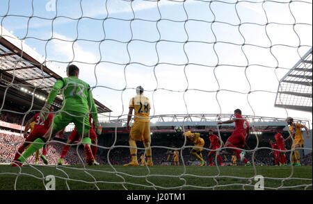 Crystal Palace Christian Benteke Partituren seiner Seite das zweite Tor des Spiels während der Premier League match an der Anfield Road, Liverpool. Stockfoto