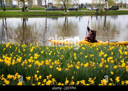 Detroit, Michigan - holt ein Freiwilliger in einem Kajak Papierkorb im Frühjahr die Säuberung von Belle Isle, ein State Park auf einer Insel im Detroit River. Stockfoto