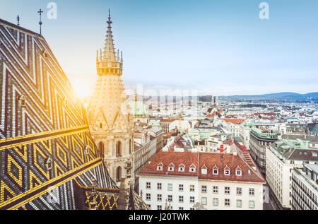 Blick über die Dächer von Wien aus den Nordturm des berühmten Stephansdom entfernt im schönen goldenen Abendlicht bei Sonnenuntergang, Österreich Stockfoto