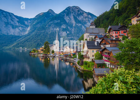 Malerischen Postkarten-Blick auf berühmte historische Hallstatt Bergdorf mit Traun in den österreichischen Alpen in der mystischen Dämmerung, Österreich Stockfoto